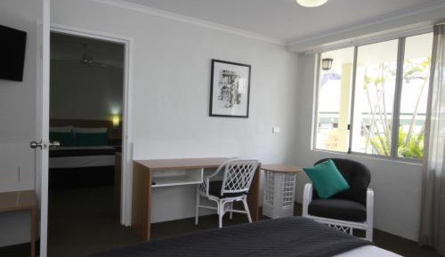 Interconnecting Queen Room with Two Bathrooms