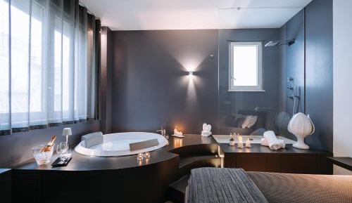 Queen Room with Spa Bath