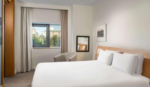 Superior Suite with 1 queensize bed and sofa