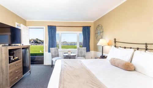 Deluxe King Room with Sea View and Patio