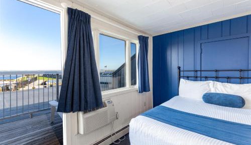 Deluxe King Room with Beach View and Terrace