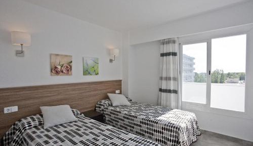 One-Bedroom Apartment with Pool View