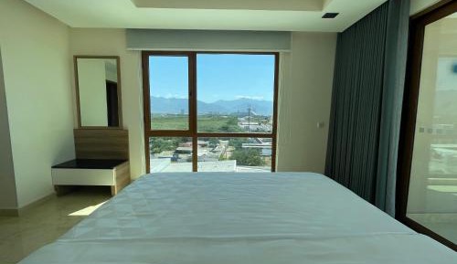 King Suite with Mountain View