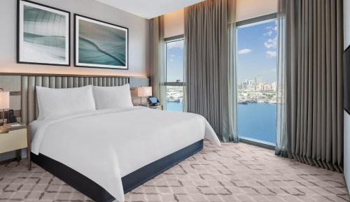 Creek View Skyline Suite with Club Lounge access - Afternoon Tea, Evening Drinks & Canapes, all-day refreshments King Bed 