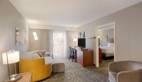 One-Bedroom Two Queens Suite with Pool View