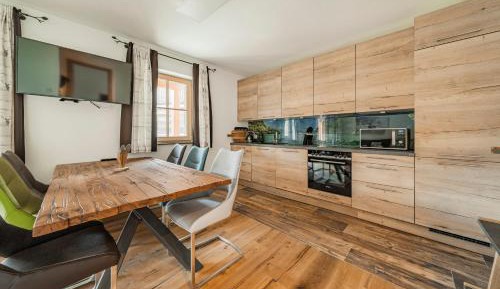 Apartment with Mountain View