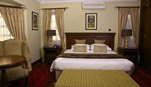 Deluxe Queen Suite