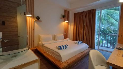 Deluxe Double Room with Balcony and Sea View