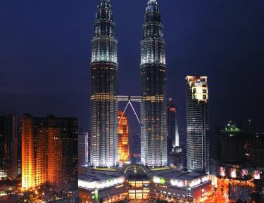 Traders Club Twin Towers View Room – Twin bed (Newly Refurbished)