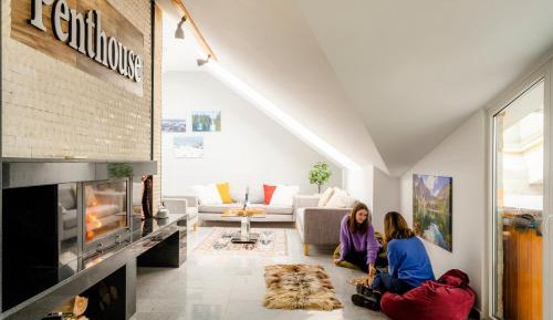 Apartment with Mountain View