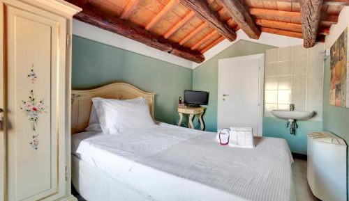 Single Room with Shared Bathroom