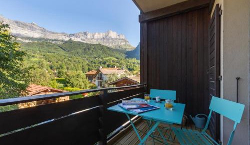 Apartment with Mountain View