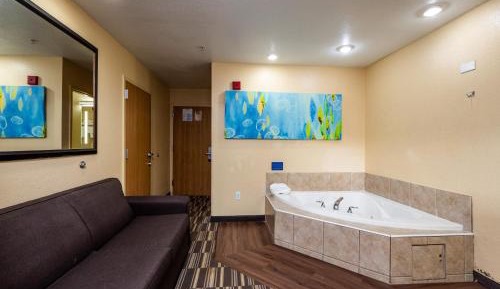 Deluxe Queen Studio Suite - Non-Smoking