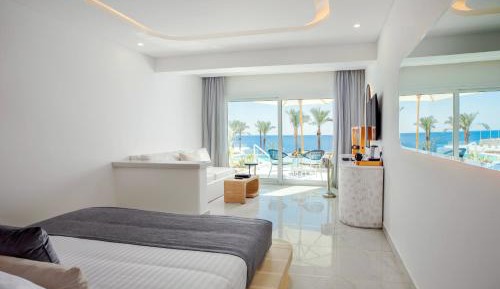 Junior Swim-up Suite-Posh Club