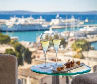 Deluxe Suite with Sea View