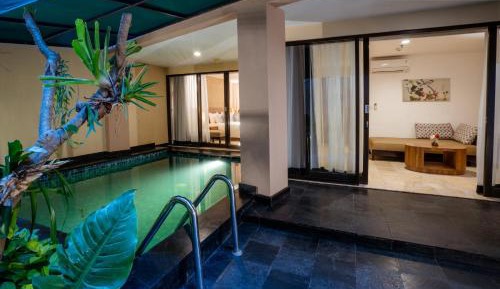 Deluxe Pool Suite