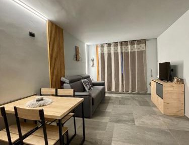 Apartment with Mountain View