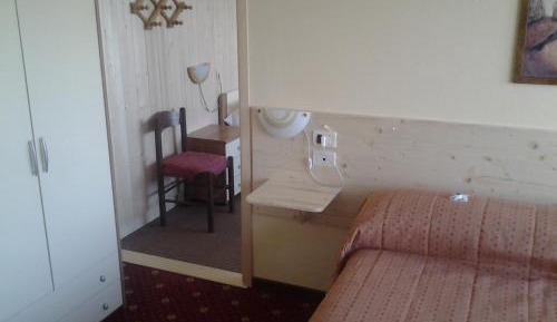 Family Room with Lake View (2 Adults + 2 Children)