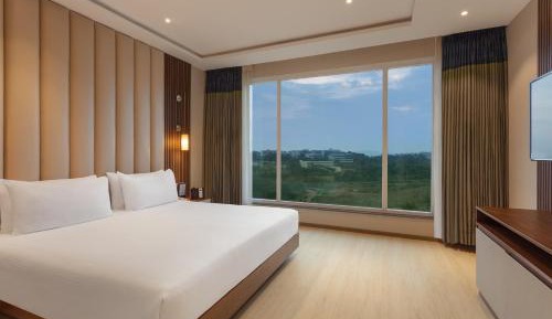 Deluxe Queen Room  (20% F&B service and 20% Spa service)