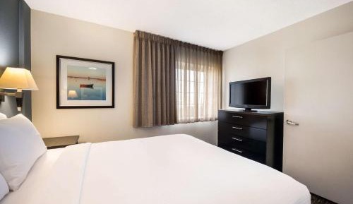 One-Bedroom Suite Two Queens