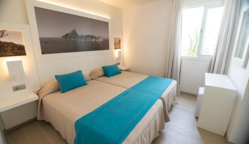 Superior One-Bedroom Apartment with Side Sea View