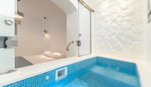 Superior 2 Bedroom Apartment with Hot Tub and balcony
