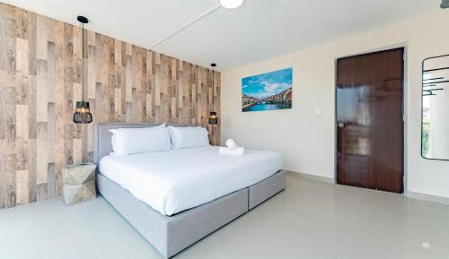 Four-Bedroom Apartment with Balcony 