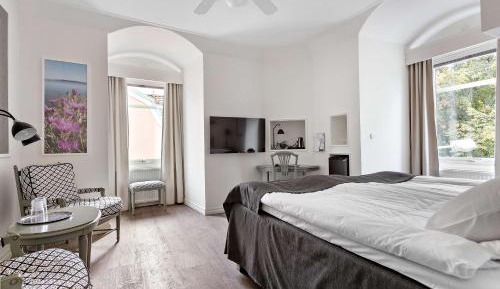 Junior Suite with King Bed - Non-Smoking