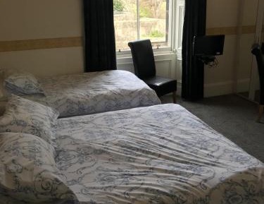 Large Double/Twin with Ensuite Bathroom