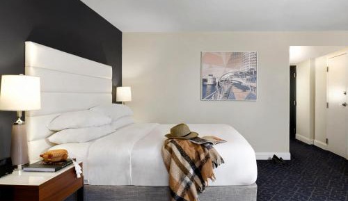King Room with Balcony and City View 