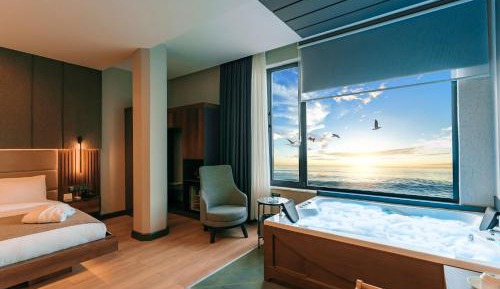 Queen Suite with Spa Bath
