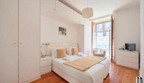 Deluxe Three-Bedroom Apartment with Balcony