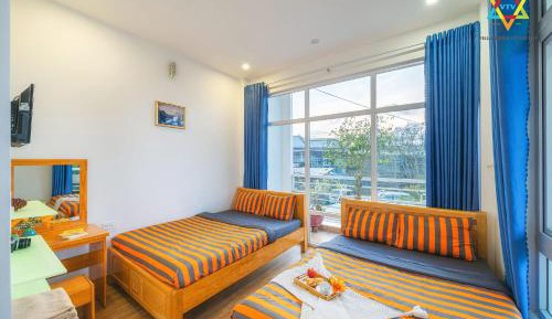 Family Room with Garden View