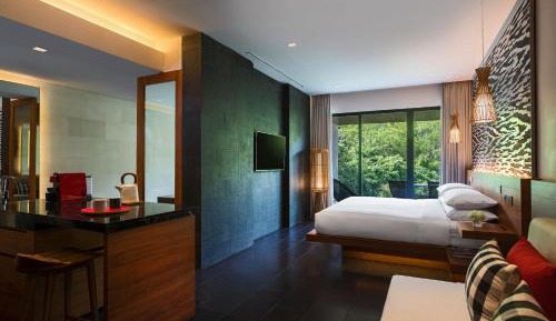 Junior Suite, 1 King, Garden view, Balcony