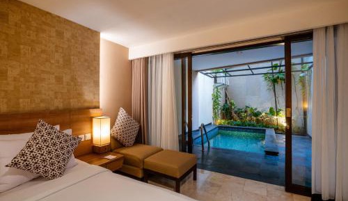 Deluxe Pool