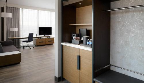 Executive Suite, 1 King, Sofa bed, City view, Corner room
