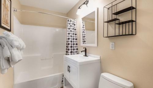 Riverfront Cottage - Pet Friendly 