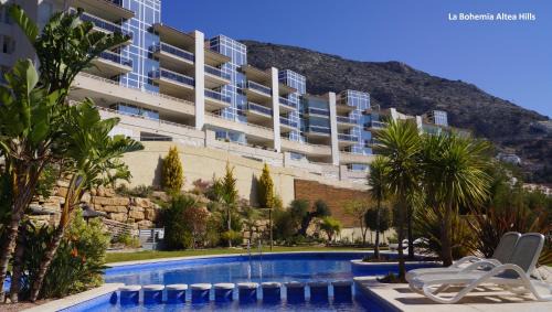 One-Bedroom Apartment with Sea View