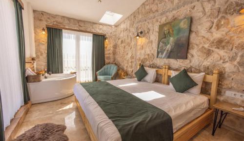 Queen Suite with Spa Bath
