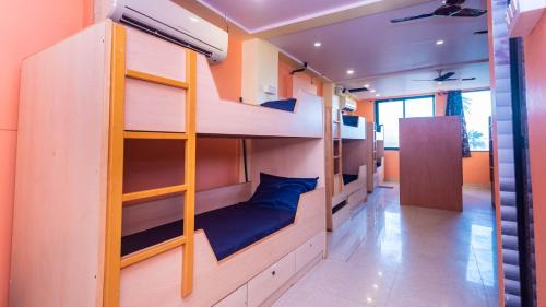Single Bed in Mixed Dormitory Room
