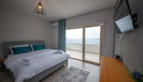Family Suite with Balcony and Sea View (3 adults)