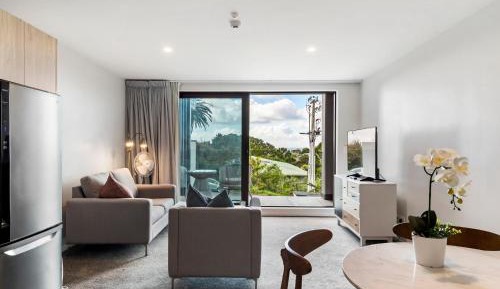 ONE-BEDROOM EXECUTIVE APARTMENT WITH CITY VIEWS