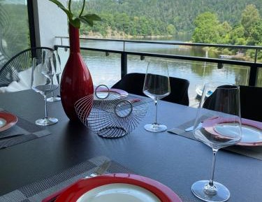 Apartment with Lake View