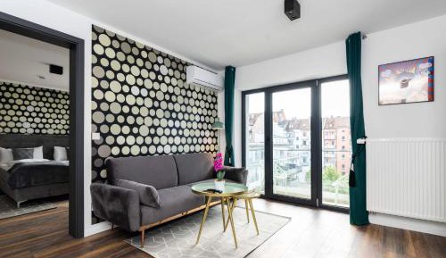 Deluxe One-Bedroom Apartment with Balcony