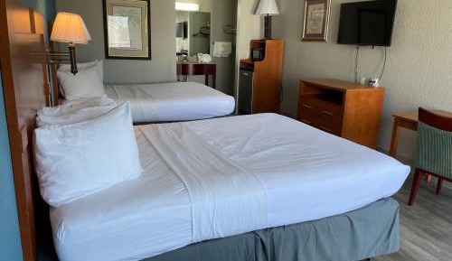 Queen Room with Two Queen Beds - Smoking