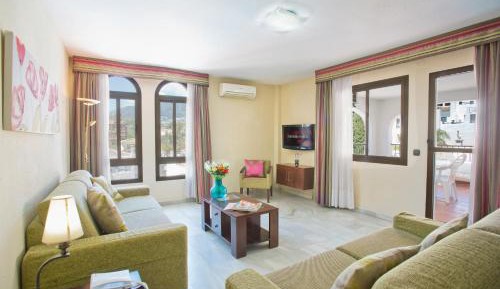 Superior One-Bedroom Apartment (1-4 Adults)