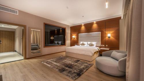 Deluxe King Suite