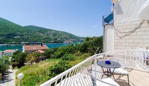 Three Bedroom Apartment with Balcony and Sea View
