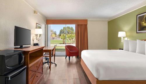 King Room with Mobility/Hearing Impaired Access - Non-Smoking