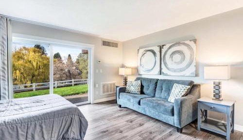 Ground-Floor Studio with River View - No Pets 